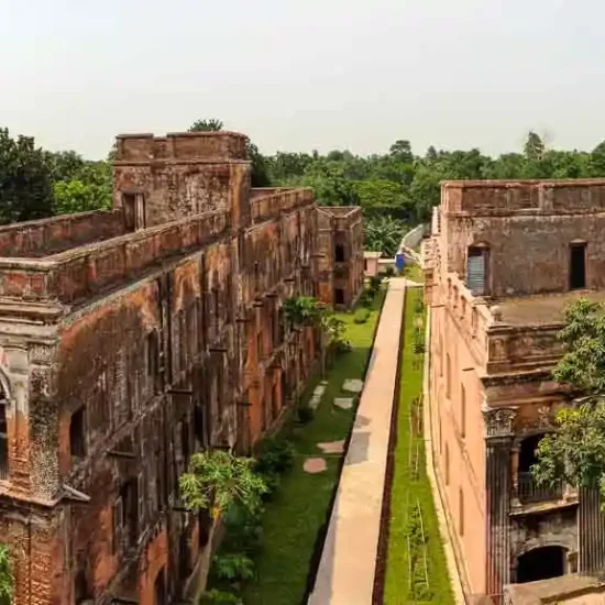 visit one of the countrys finest old Hindu landlords palaces