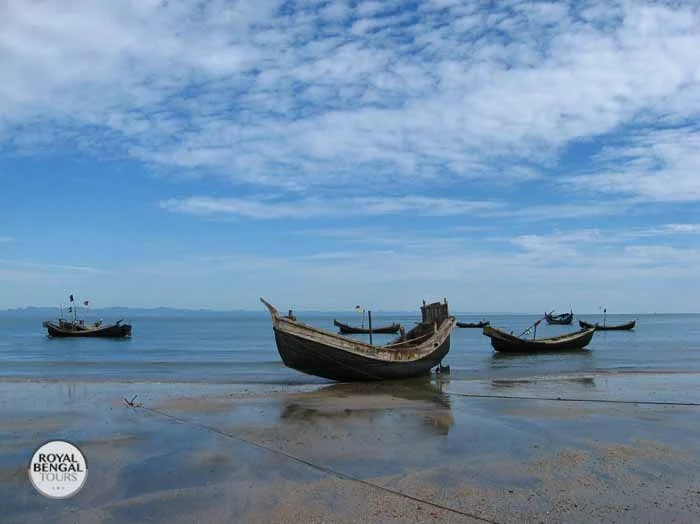 Saint-martin's island during the low tide