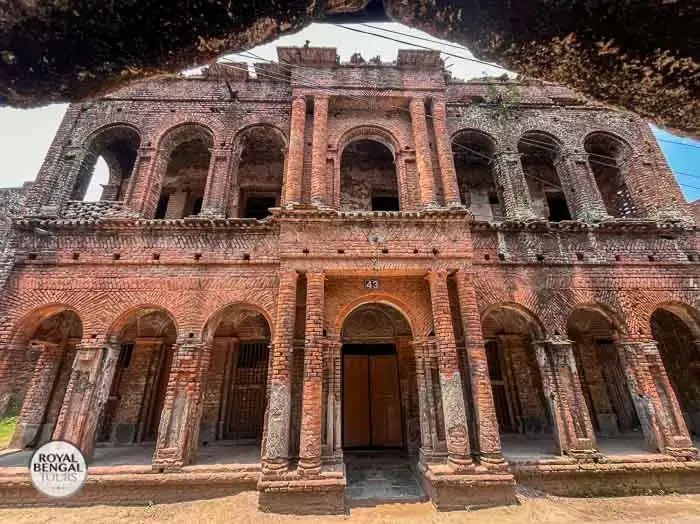 picturesque stucco-decorated array of ruined houses of Panam Nagar