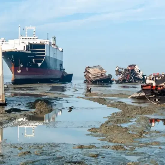 Chittagong shipbreaking yards decomposes end of life ships