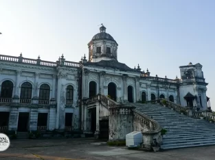 Tajhat Palace was buit by Maharaja Kumar Gopal Lal Roy