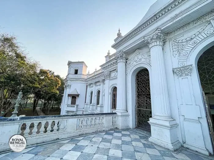 architecture of Tajhat palace reflects Hindu and Islamic influences